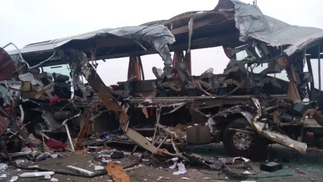 திருப்பூர் அருகே பேருந்தும் லாரியும் எதிரெதிரே மோதி விபத்து: 20 பேர் பலி