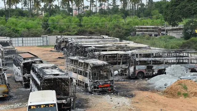 வன்முறை சம்பவத்தின் போது கொளுத்தப்பட்ட பேருந்துகள்