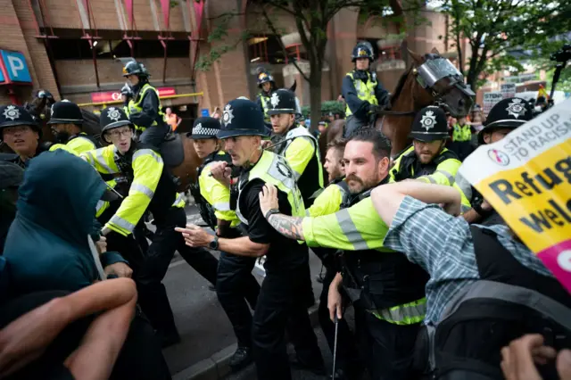 پلیس در اعتراضاتی که بین موافقان و مخالفان اسکان پناهجویان در هتل‌ها در بریستول برگزار شد، مجبور به مداخله شد