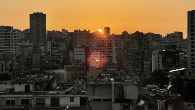 لبنان به خاموشي‌هاى طولانى عادت كرده و برق خانه ها بسته به ژنراتور است البته اگر گازوئيل آنهم با هزينه بالا در دسترس باشد