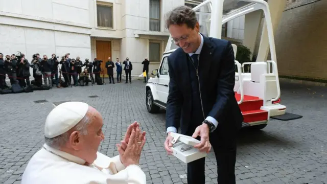 اولا کالنیوس، مدیرعامل مرسدس-بنز در واتیکان ماشین را به پاپ تحویل داد