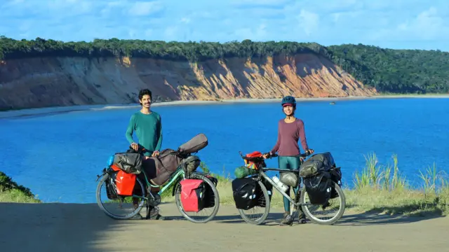 Djoe Rosa e Iris Magalhães com suas bicicletas na Praia do Carro Quebrado - AL,novibet venezuela2022