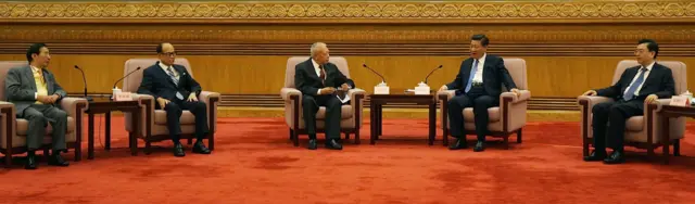 習近平(右二)與張德江(右一)在北京人民大會堂接見李兆基(左一)、李嘉誠(左二)與董建華(中)(22/9/2014)