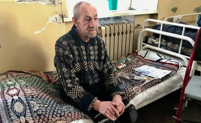 мушкарац на кравету