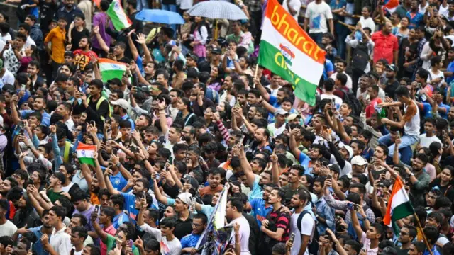 டி20 உலகக்கோப்பை பேரணி: மழையை பொருட்படுத்தாது இந்திய அணியை வரவேற்க காத்திருக்கும் ரசிகர்கள்