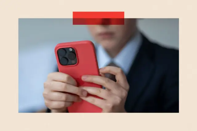 ስልክ የምትመለከት ሴት