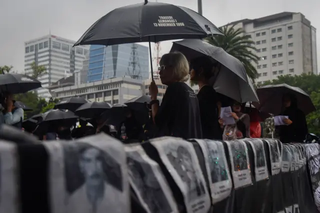 Sumarsih (memegang payung) dalam sebuah Aksi Kamisan. Eka Annash sempat diajak untuk ikut serta dalam aksi damai ini, sebelum akhirnya aktif terlibat dalam rangkaian aksi protes.