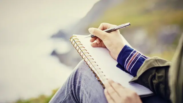 ਡਾਇਰੀ ਲਿਖਦੇ ਕੁੜੀ ਦੇ ਹੱਥ