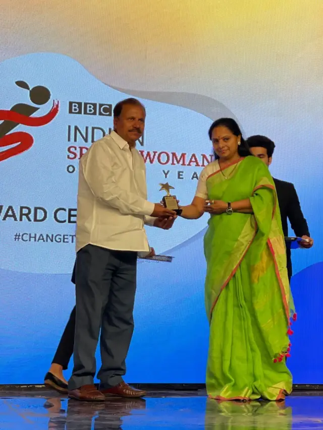 నిఖత్ జరీన్ తండ్రి మహమ్మద్ జమీల్ అహ్మద్‌కు షీల్డ్ అందజేస్తున్న తెలంగాణ ఎమ్మెల్సీ కవిత