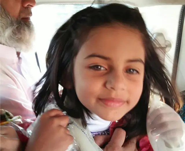 પિતા સાથે ઝૈનબ