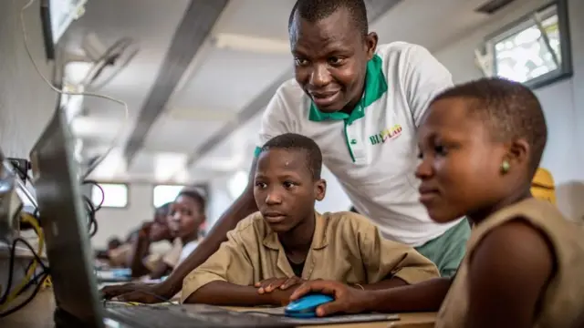 బెనిన్‌లో కంప్యూటర్ చదువు నేర్చుకుంటున్న విద్యార్థులు