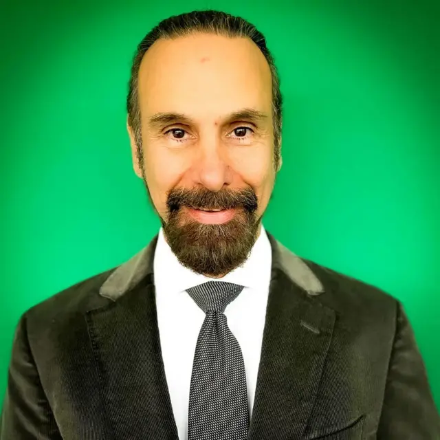 샘 슈레임은 당분간은 개인 사업을 계속할 예정이지만, 다른 사람은 창업에 뛰어들기 전에 더 신중하라고 조언한다