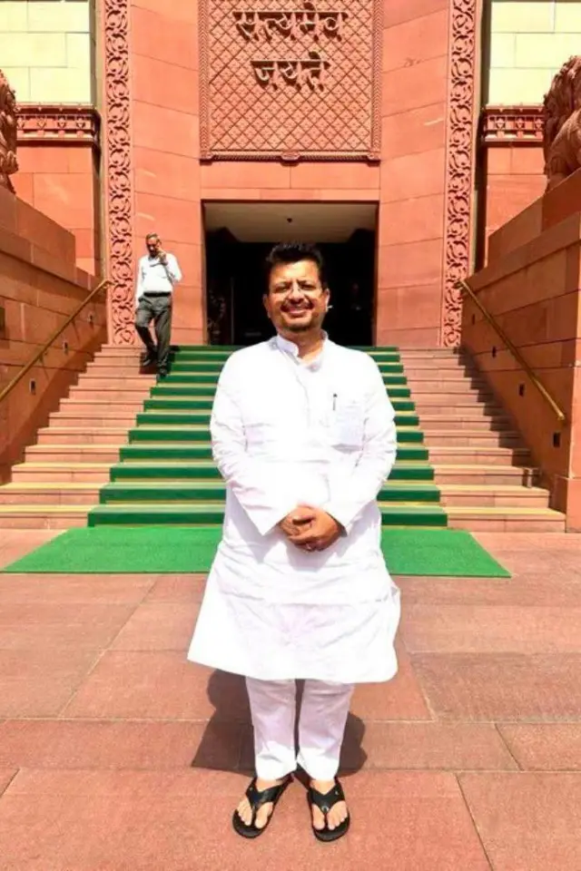 राजनीतिक विश्लेषकों का कहना है कि ऋतब्रत बनर्जी शुरू से ही बेहद महत्वाकांक्षी रहे हैं