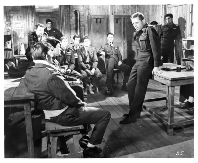 Charles Bronson, James Coburn, dan orang-orang yang mendengarkan Richard Attenborough dalam sebuah adegan dari film 'The Great Escape', 1963.