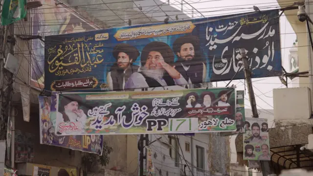 लाहौर में लगे राजनीतिक दलों के बैनर