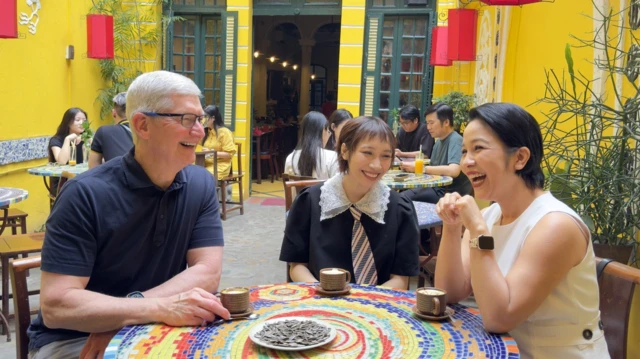 CEO Apple Tim Cook uống cà phê với ca sĩ Mỹ Linh (phải) và con gái cô - ca sĩ Mỹ Anh