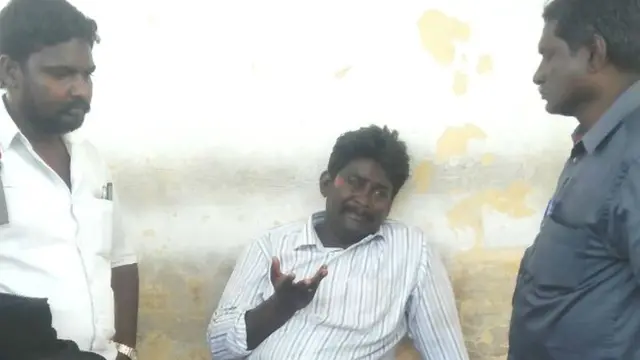 மனைவியை இழந்த ராஜா (மத்தியில்)