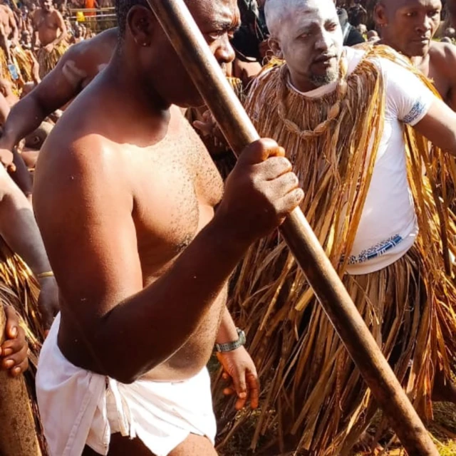 Mfalme mpya akiwa ameshikilia bakora, alitambulishwa kwa watu wake