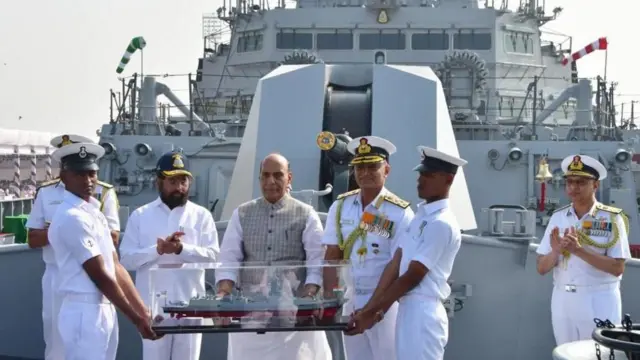 రక్షణ శాఖ మంత్రి రాజ్నాథ్ సింగ్, నౌకాదళ సిబ్బంది