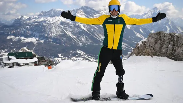 Паралимпиец на лыжном склоне на фоне Альп