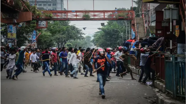 গত বছর নিরাপদ সড়ক আন্দোলনে হামলাকারীদের চড়াও হওয়ার দৃশ্য।