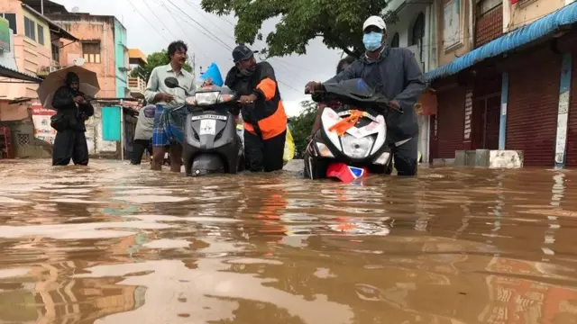 புதுவையில் வெங்கட்டா நகர், ரெயின்போ நகர் பகுதியில் சாலையில் தேங்கிய நீர்.