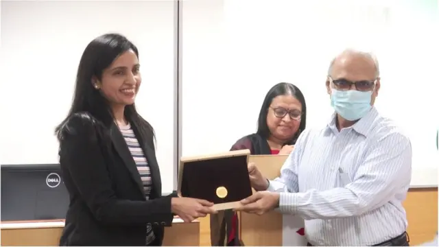 గోల్డ్ మెడల్ అందుకుంటున్న ప్రేరణ