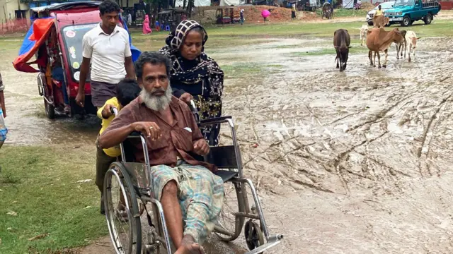 আশ্রয়কেন্দ্র থেকে ফিরছে মানুষ