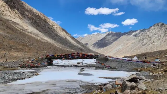 नदीको पानी जमेर हिउँ बनेको दृश्य