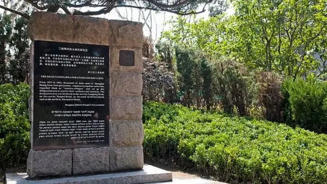 La placa que recuerda el confinamiento.