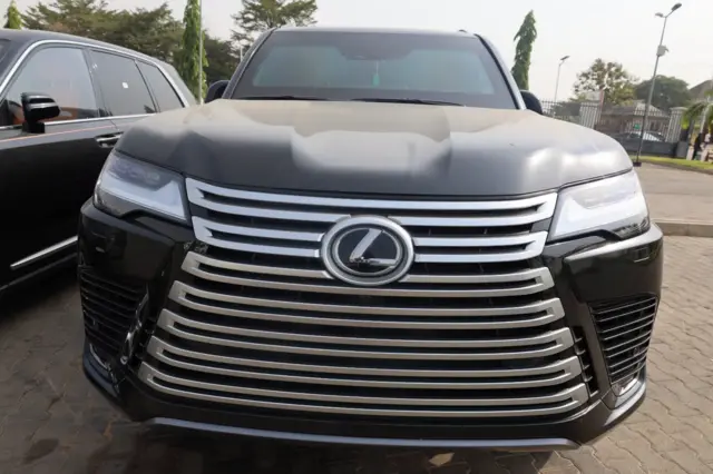 Oko Lexus ti ile-ẹjọ gbẹsẹ le