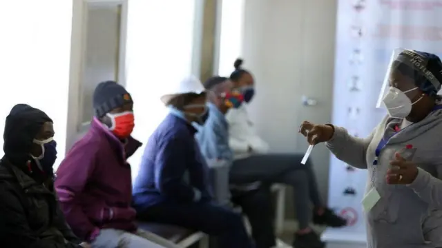 بعض أوائل المتطوعين من جنوب أفريقيا، حيث تجري جامعة أكسفورد تجارب لاختبار فعالية لقاح كورونا المستجد