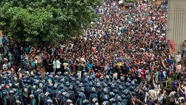 গতবছরের জুলাইয়ে ঢাকার শাহবাগ এলাকায় আন্দোলনকারীদের মিছিল