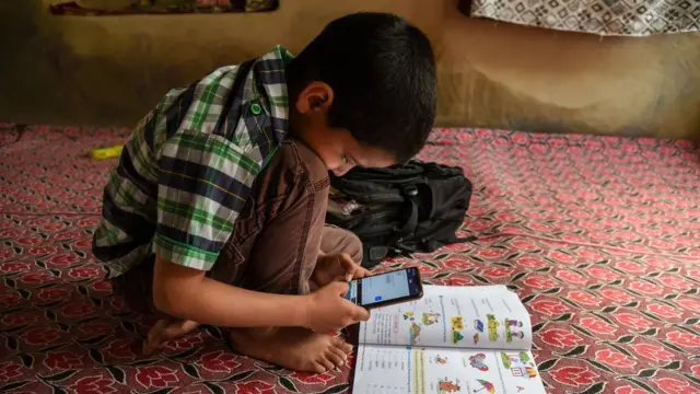 un enfant utilise Zoom pour ses devoirs