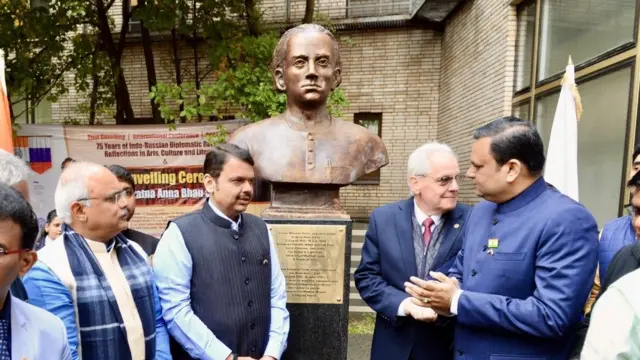 देवेंद्र फडणवीस यांच्या हस्ते अण्णाभाऊंच्या पुतळ्याचे लोकार्पण