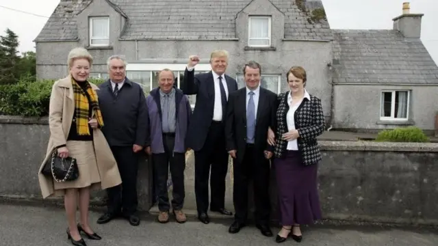 2008 की इस तस्वीर में डॉनल्ड ट्रंप अपने परिवार के सदस्यों के साथ