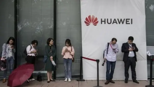 ஹுவாவே ஸ்மார்ட் ஃபோன்களில் இனி கூகுள் செயலி இருக்காது - காரணம் என்ன?