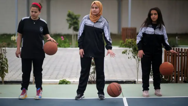 فتيات يلعبن كرة السلة