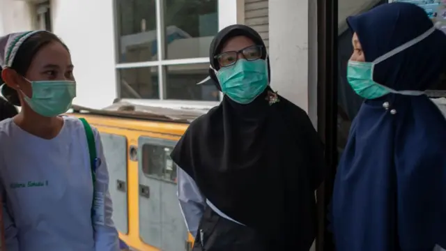 Petugas medis melakukan simulasi menghadapi virus corona di Palu.