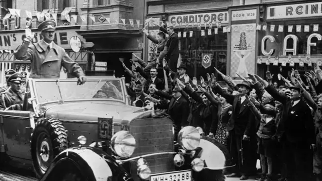 Adolfo Hitler saludando a la gente
