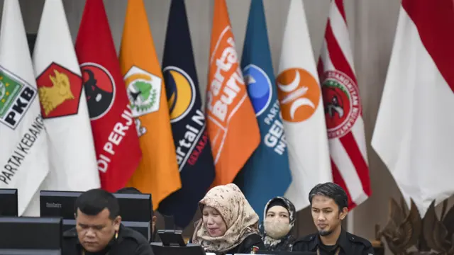 Bendera-bendera partai di KPU