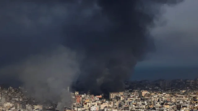 Beyrutda hücumdan sonra evlərin üstündən tüstü çıxdığı görünür