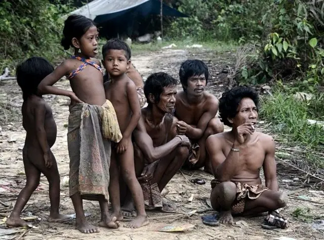 Suku "Orang Rimba" yang namanya diterjemahkan sebagai "orang hutan", dengan anak-anak mereka di kamp mereka di distrik Batang Hari, provinsi Jambi.