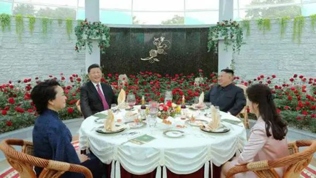 김정은 위원장과 리설주 여사가 지난 2019년 6월 금수산영빈관을 방문해 시진핑 주석, 펑리위안 여사와 오찬을 함께하고 있다.