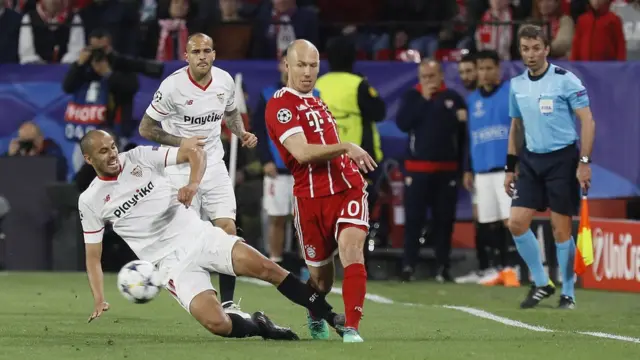 Jugadores del Sevilla y el Bayern disputan la pelota.