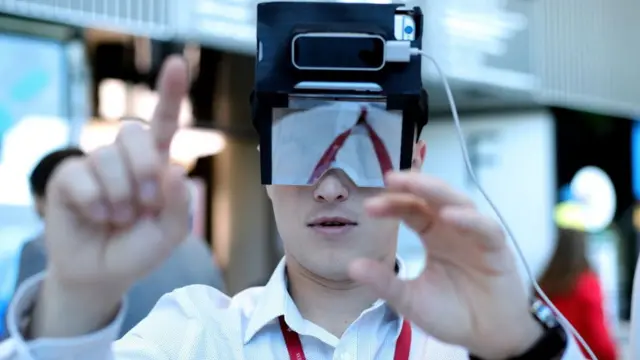 Sanal gerçeklik gözlüğü kullanan bir kişi