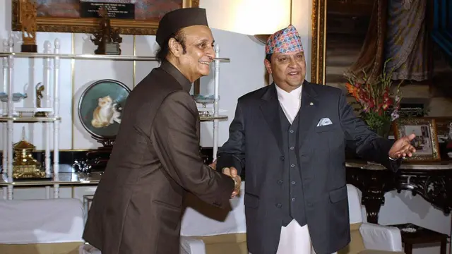 भारतीय प्रधानमन्त्री मनमोहन सिंहको विशेष दूत करण सिंह र तात्कालिक राजा ज्ञानेन्द्र