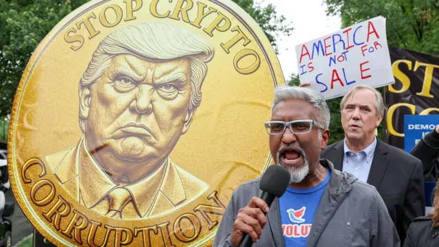 Митинг «Америка не продается» у гольф-клуба Трампа в Вашингтоне 22 мая 2025 года