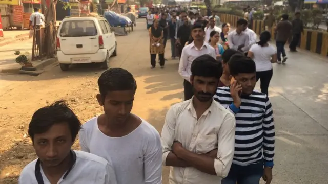 ஸ்ரீதேவியை வழியனுப்பி வைக்க காத்திருக்கும் ஆயிரக்கணக்கான ரசிகர்கள் (புகைப்படத் தொகுப்பு)