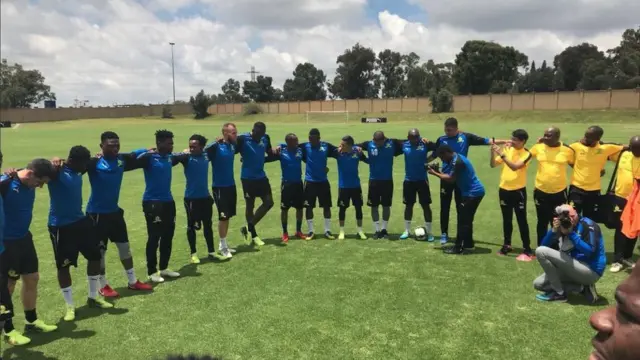 Usain Bolt ati awọn agbabọọlu ikọ Mamelodi Sundowns lasiko igbaradi wọn